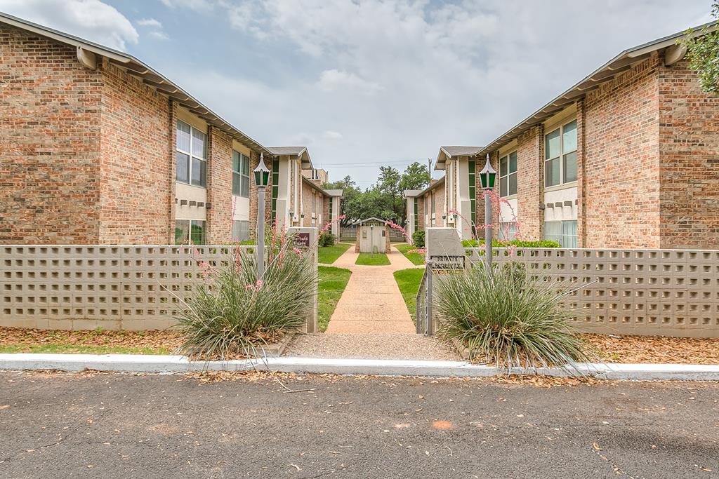 2472 - D University Ave Property Photo 1