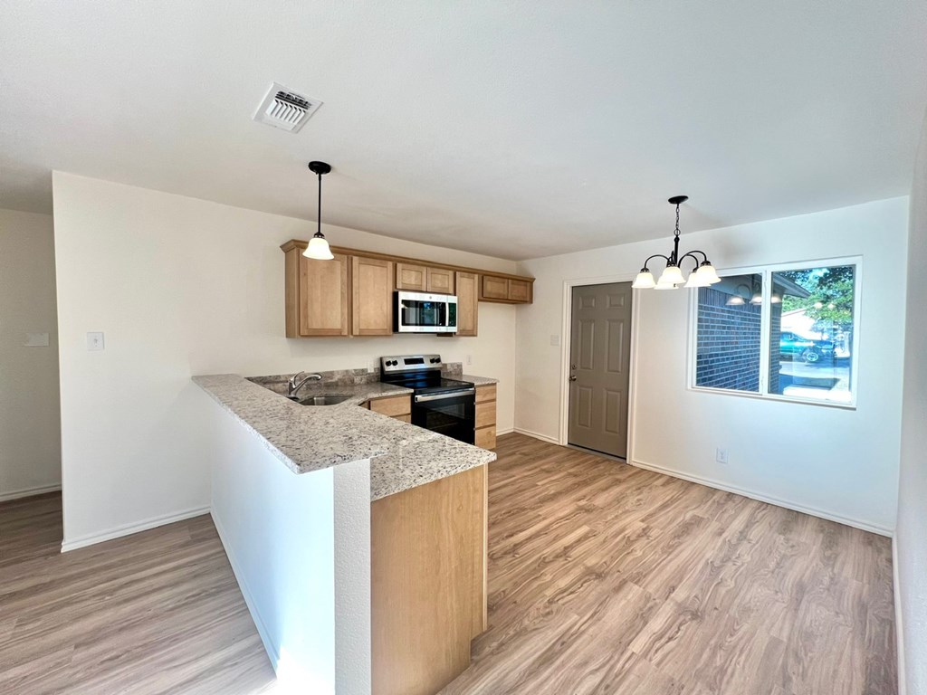 1025 Woodruff St Property Photo 5