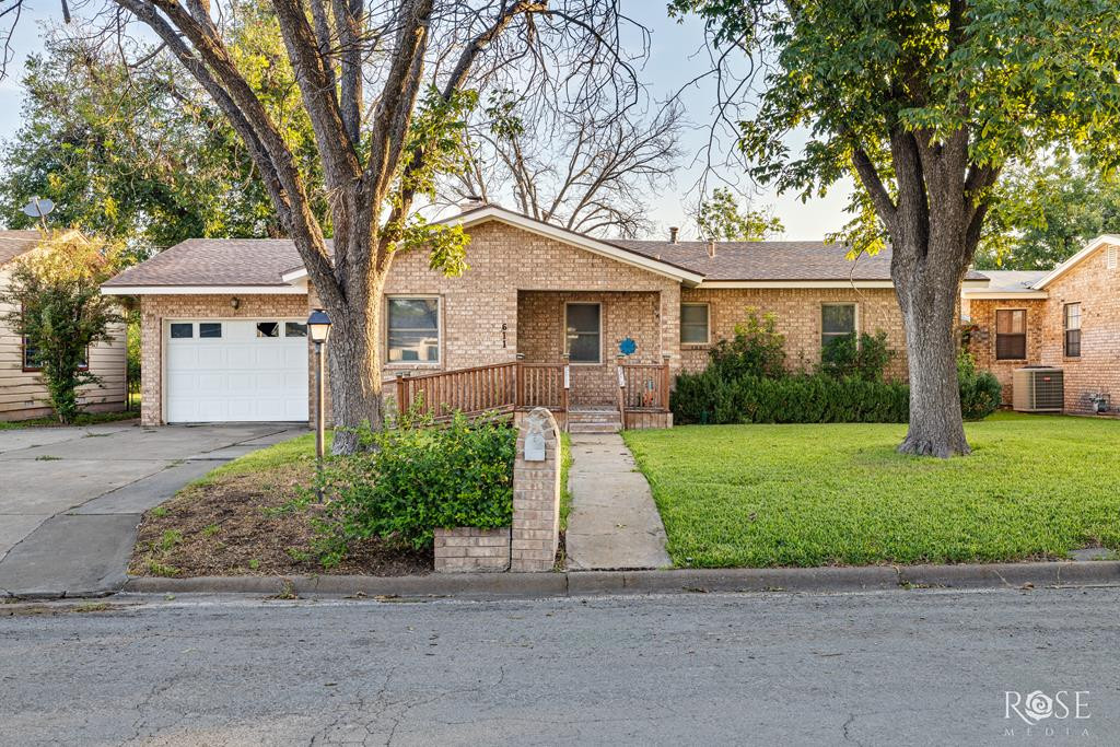 611 Allen Drive Property Photo 1