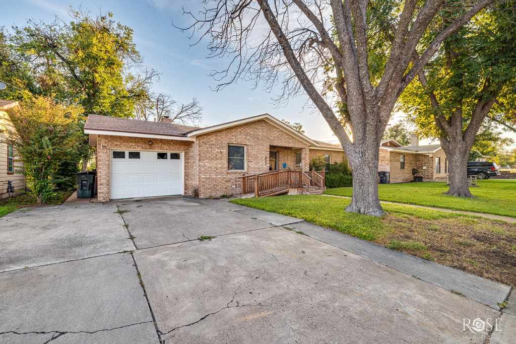 611 Allen Drive Property Photo 3