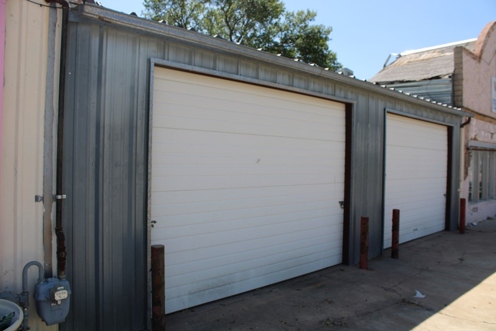 711 Strong Avenue Property Photo 3