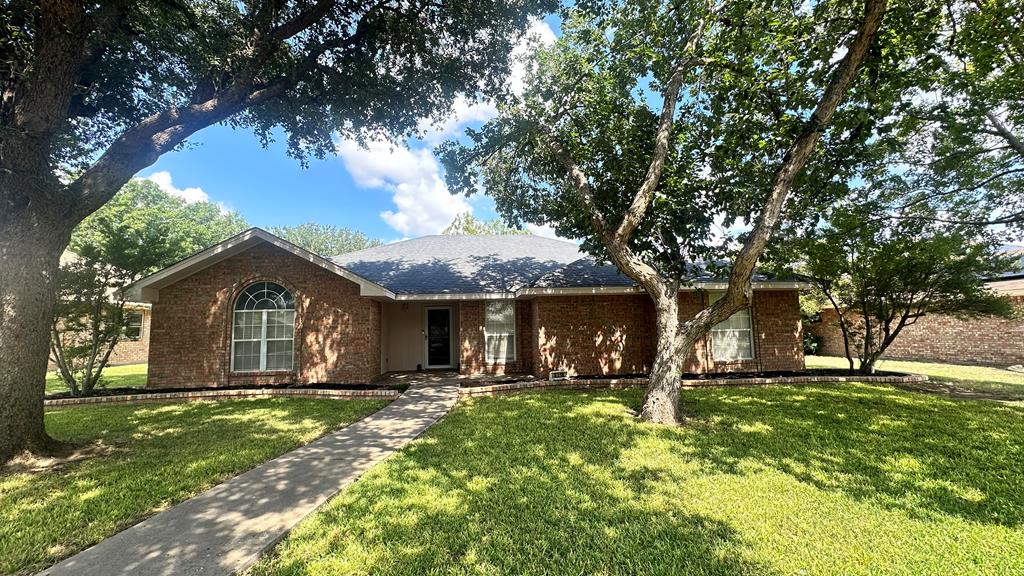 3218 Maplewood Dr Property Photo 1