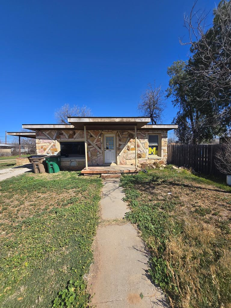 704 E 19th St Property Photo 1