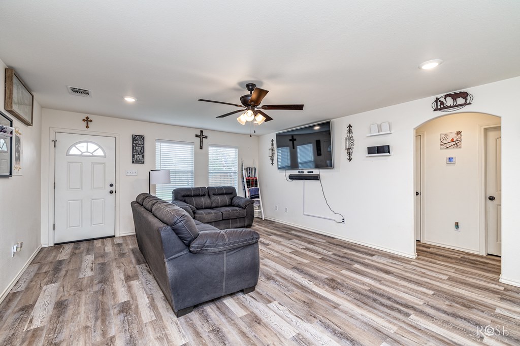 626 Parsons St Property Photo 5