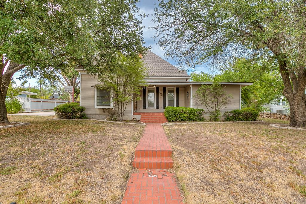 704 N Broadway St Property Photo 1