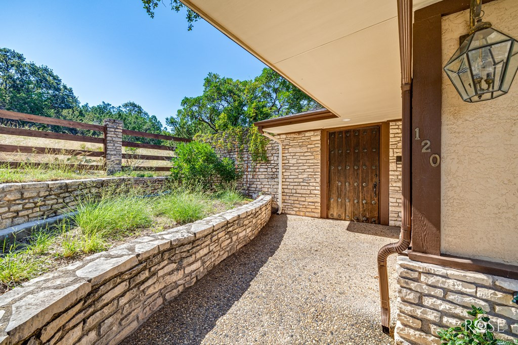 120 Kings Court Property Photo 4
