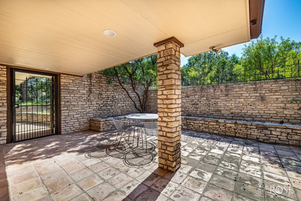 120 Kings Court Property Photo 8