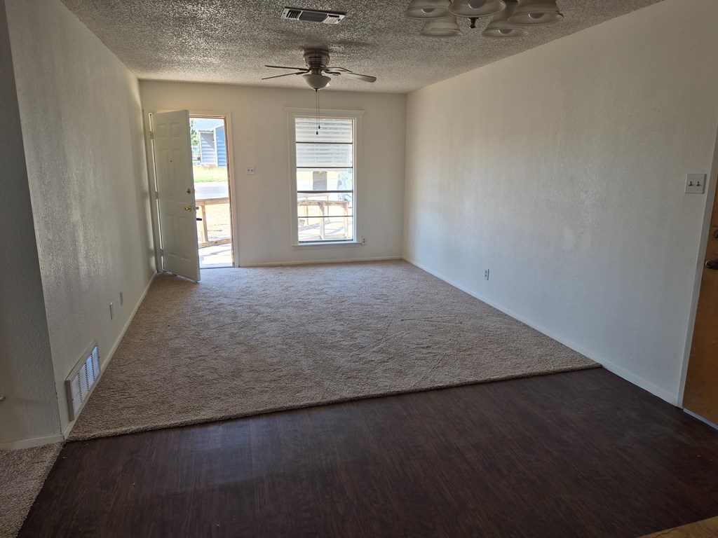 802 N Bishop St Property Photo 3