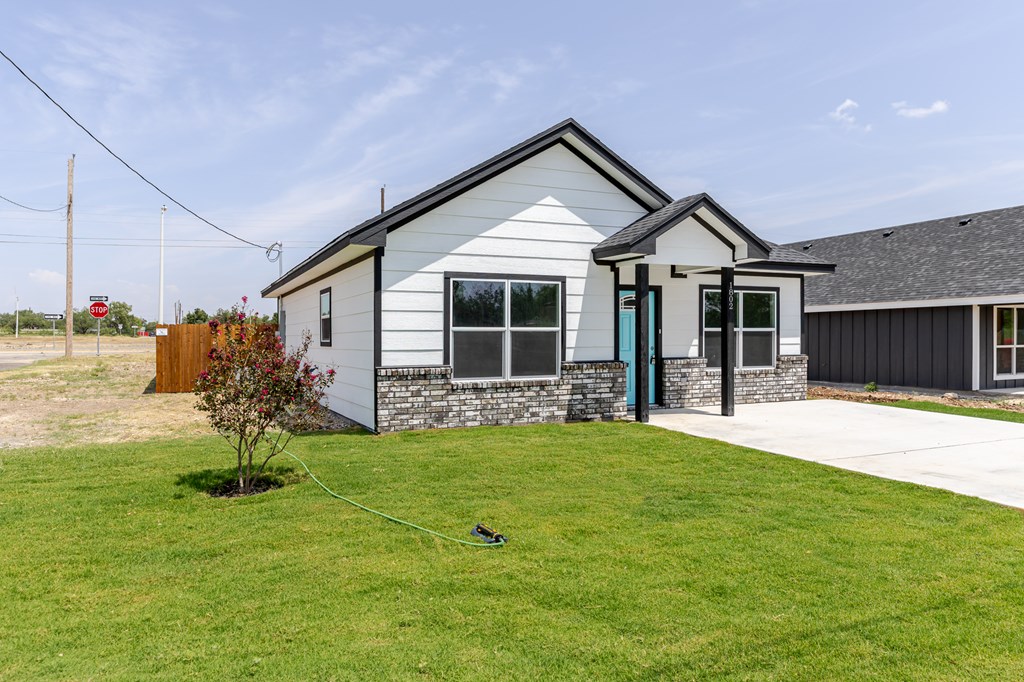 1802 Ellis St Property Photo 2