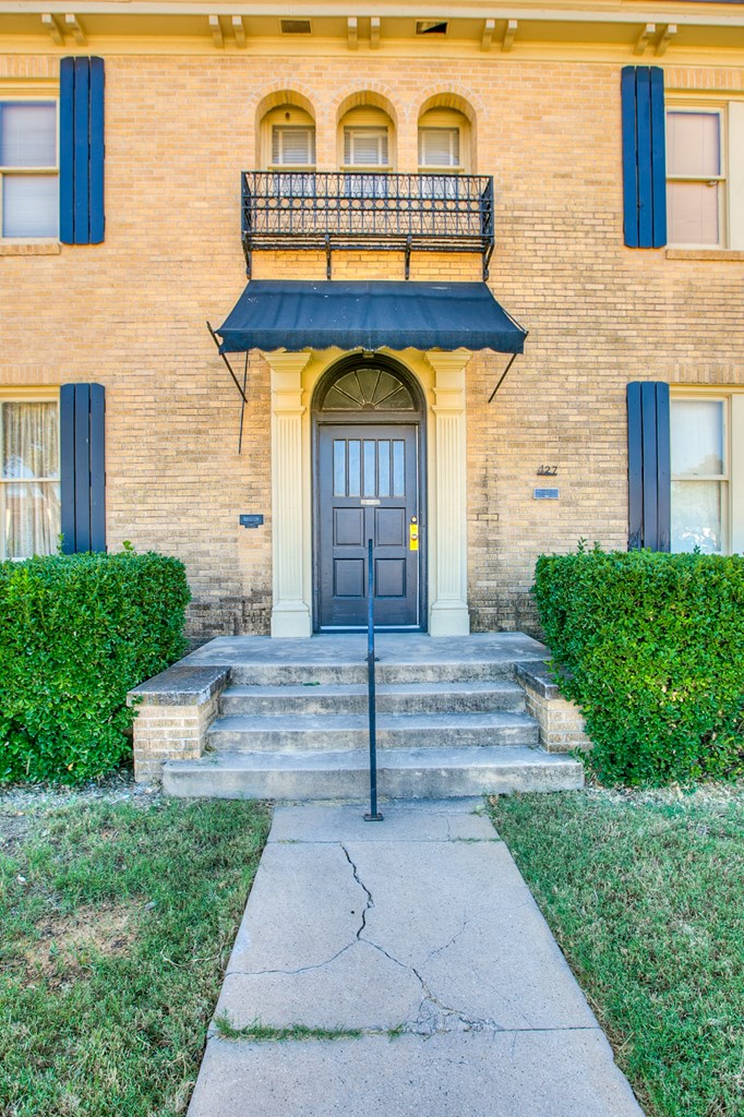 427 W Twohig Ave Property Photo 5