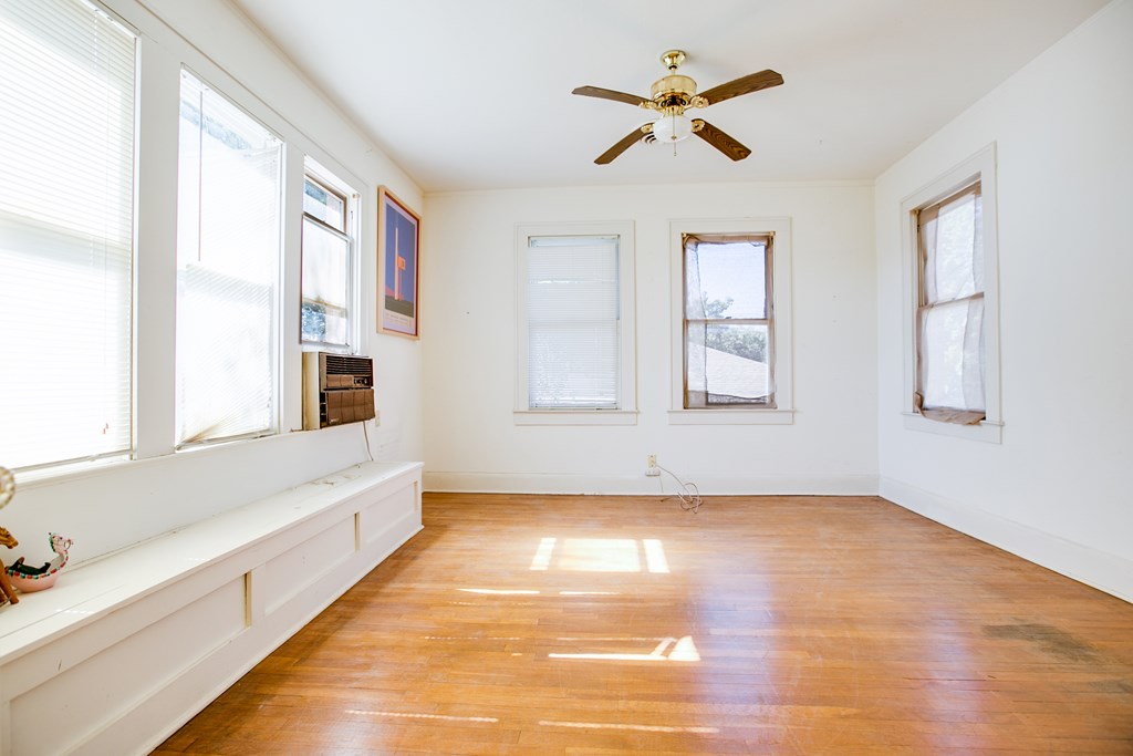 427 W Twohig Ave Property Photo 24