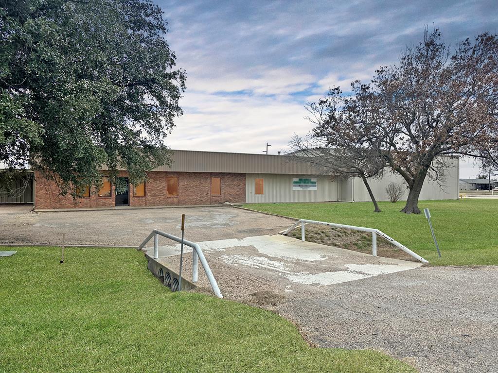 103 E Hwy 190 Property Photo 1