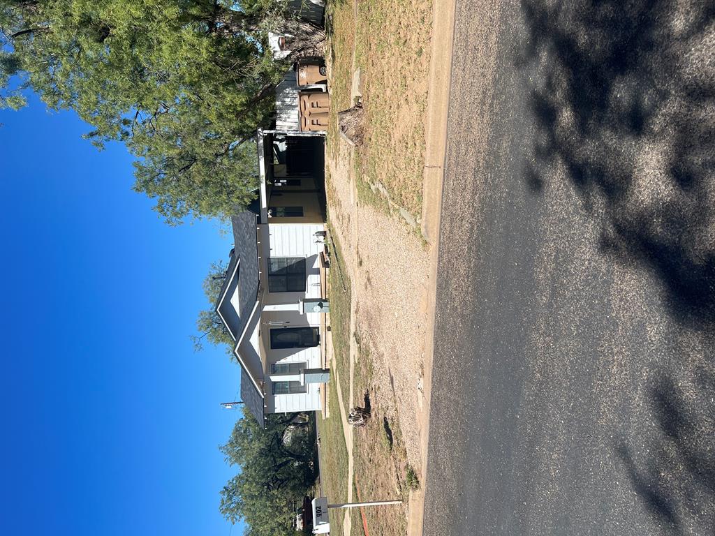 902 E 17th St Property Photo 1