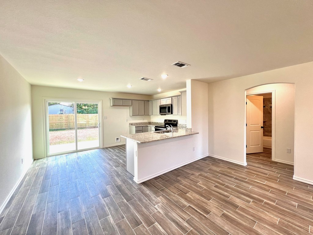 313 E 25th St Property Photo 4