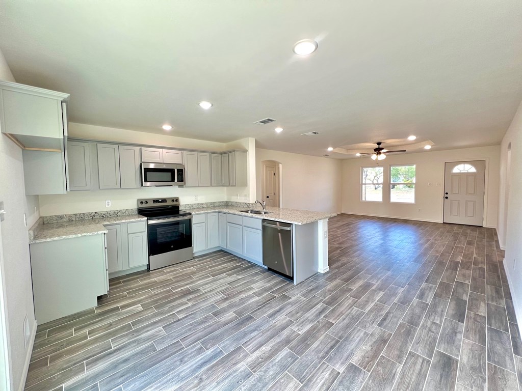 313 E 25th St Property Photo 5