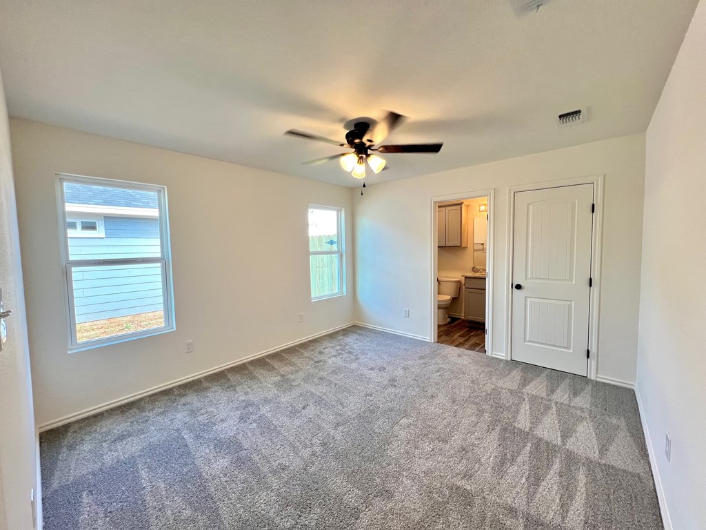 313 E 25th St Property Photo 7