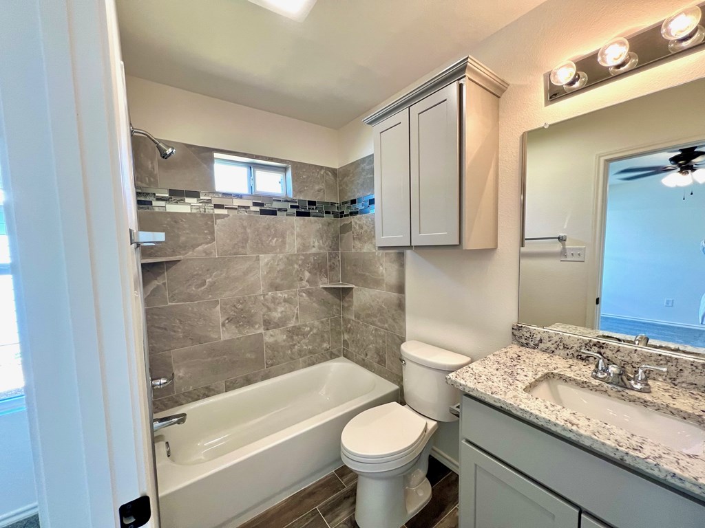 313 E 25th St Property Photo 8