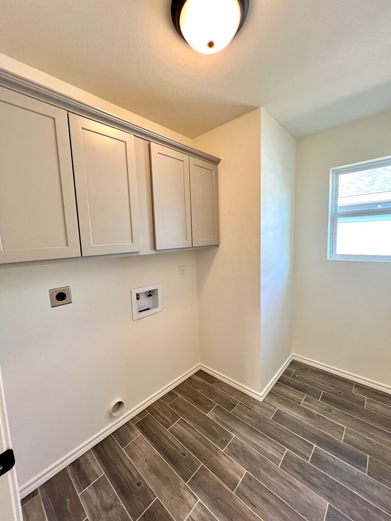 313 E 25th St Property Photo 9