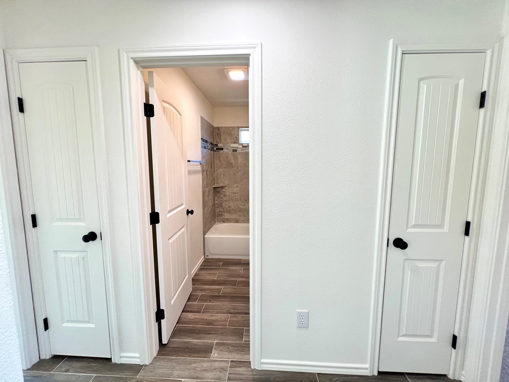 313 E 25th St Property Photo 10