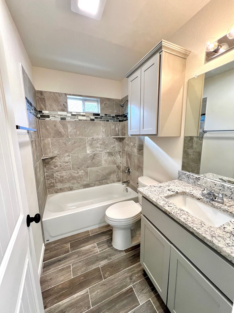 313 E 25th St Property Photo 13