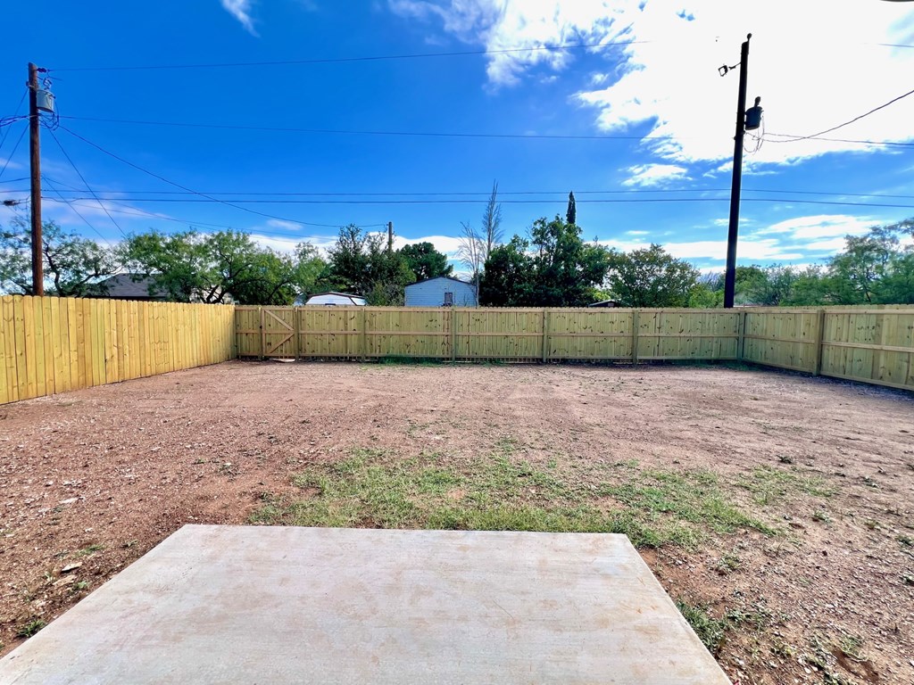 313 E 25th St Property Photo 15