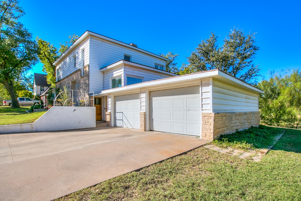 1211 S Madison St Property Photo 6