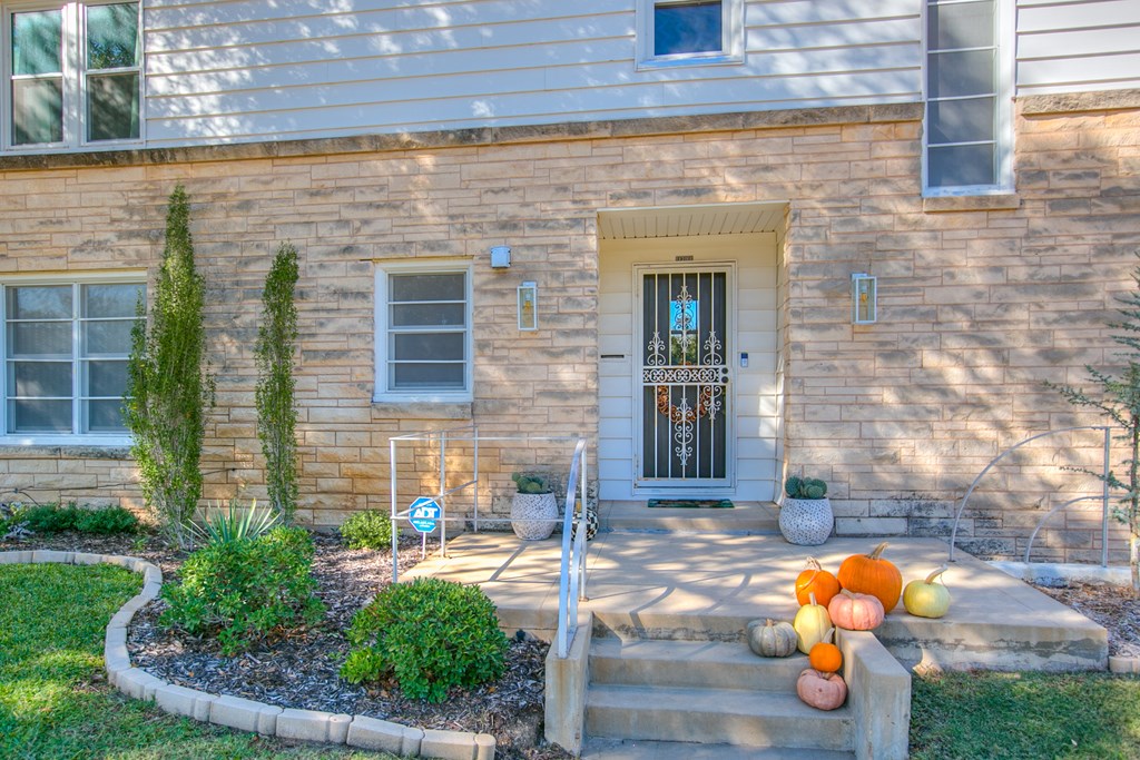 1211 S Madison St Property Photo 8