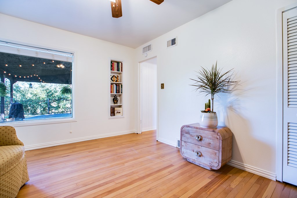 1211 S Madison St Property Photo 31