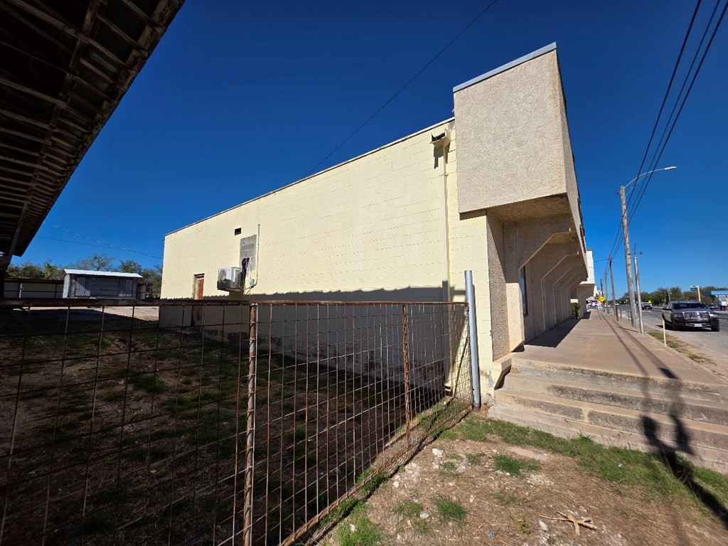 116 S Broadway Street Property Photo 3