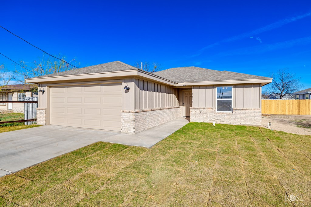 1608 N Oakes Street Property Photo 6