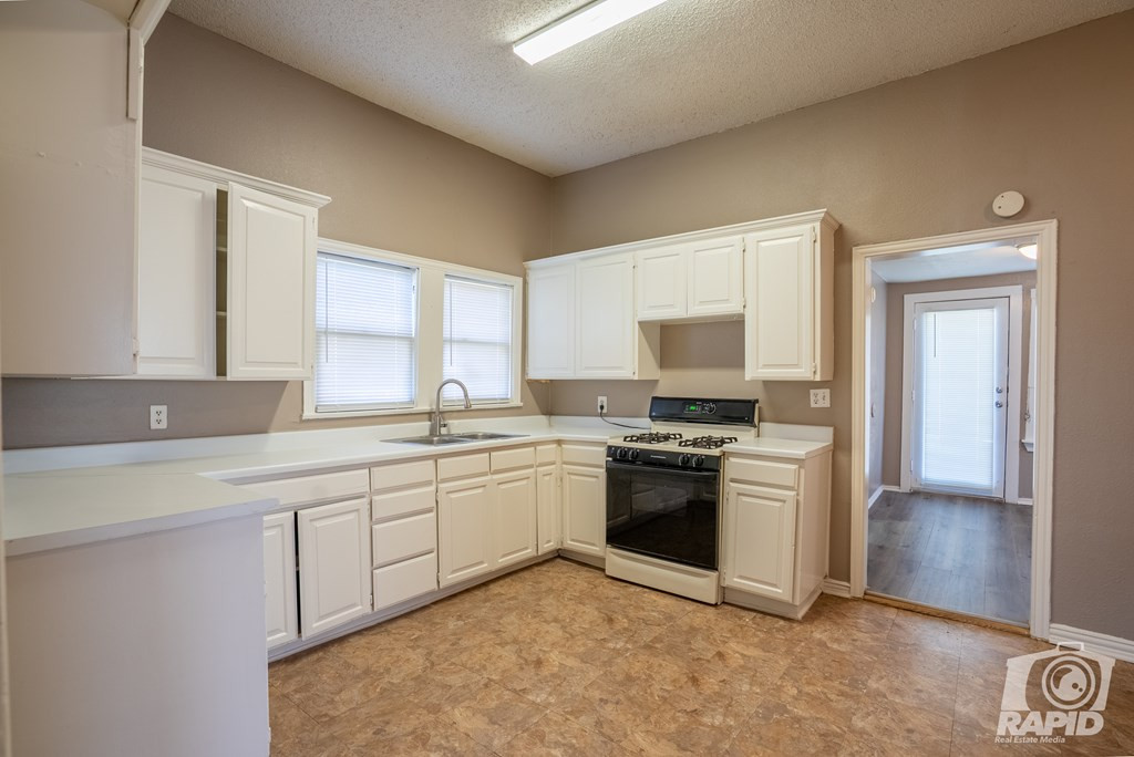3207 Webster Avenue Property Photo 8