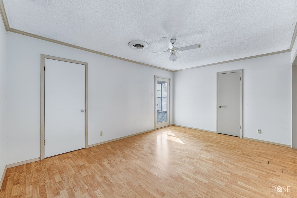 921 Broadway Street Property Photo 8