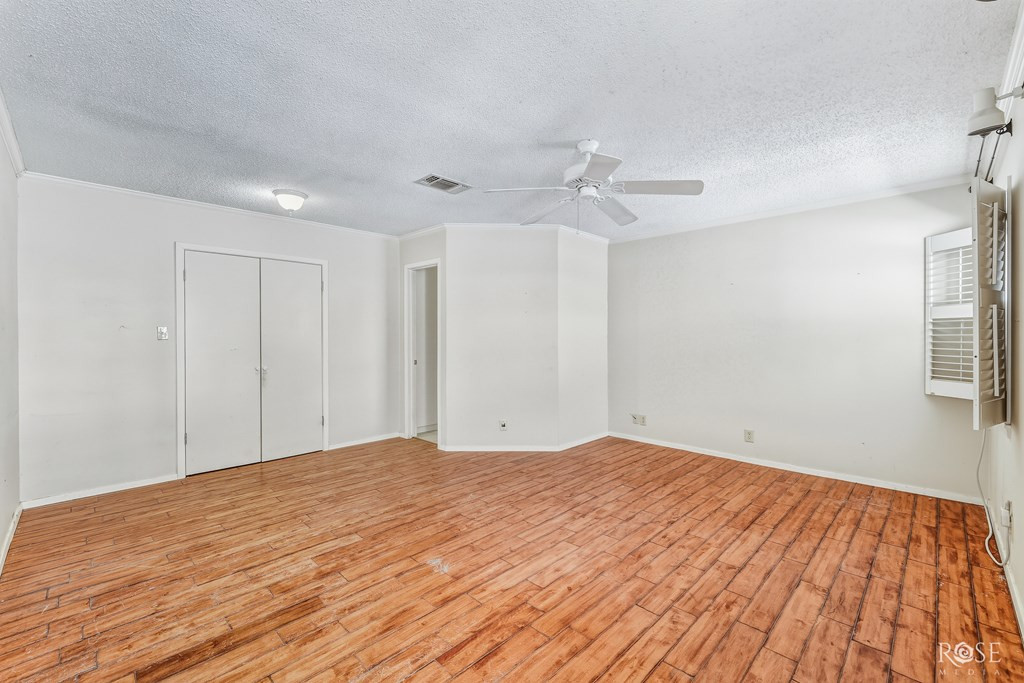 921 Broadway Street Property Photo 9