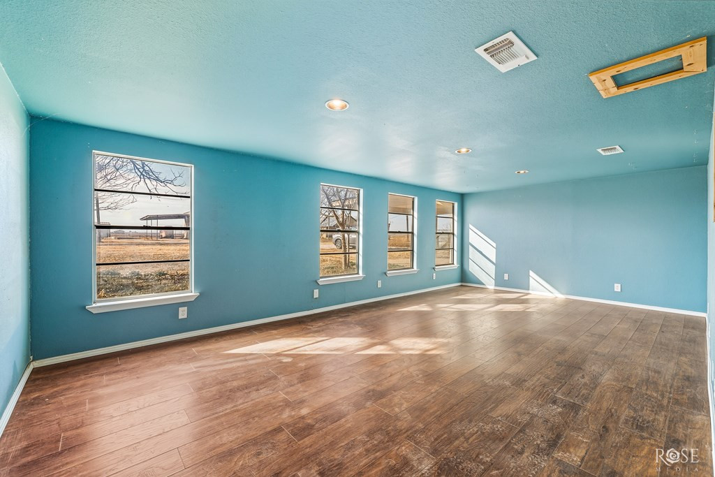 921 Broadway Street Property Photo 17