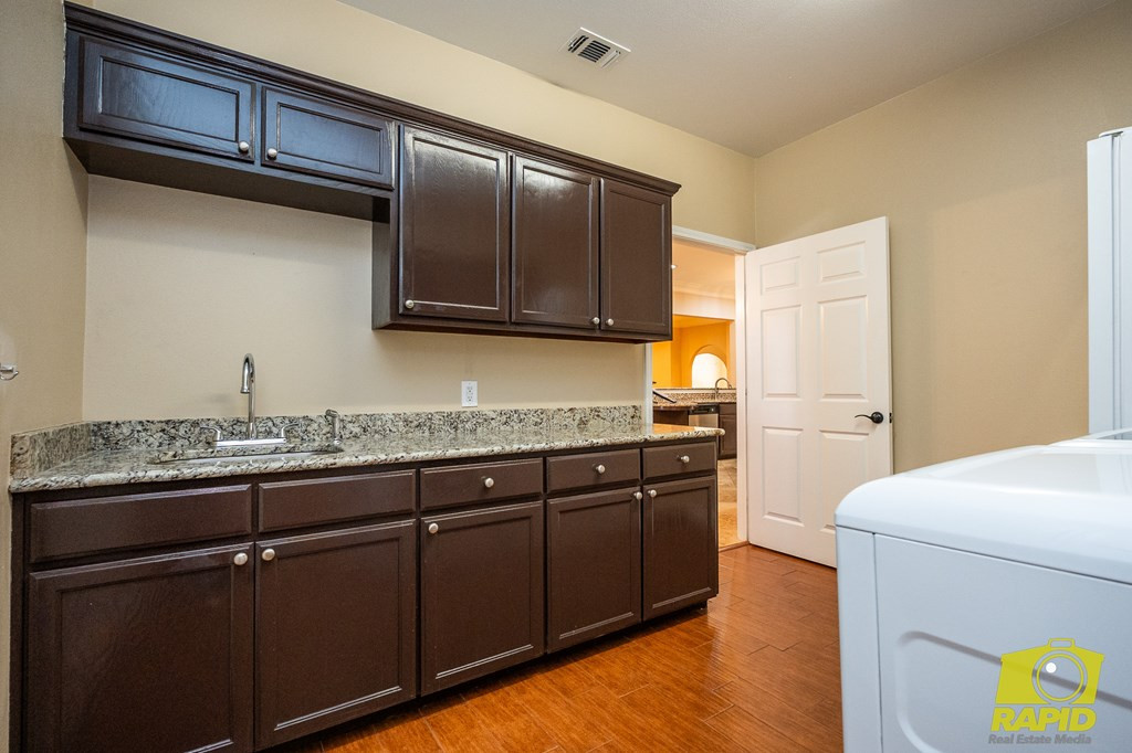6014 Kingsbridge Drive Property Photo 41