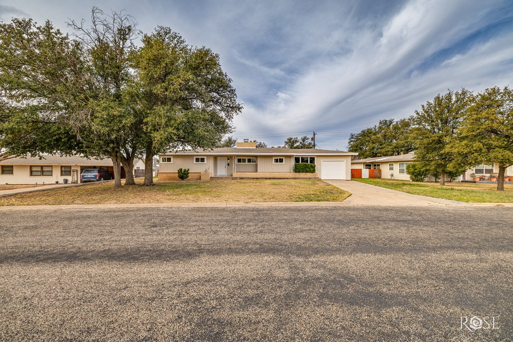 1911 Dena Drive Property Photo 3