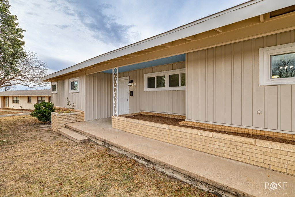 1911 Dena Drive Property Photo 6
