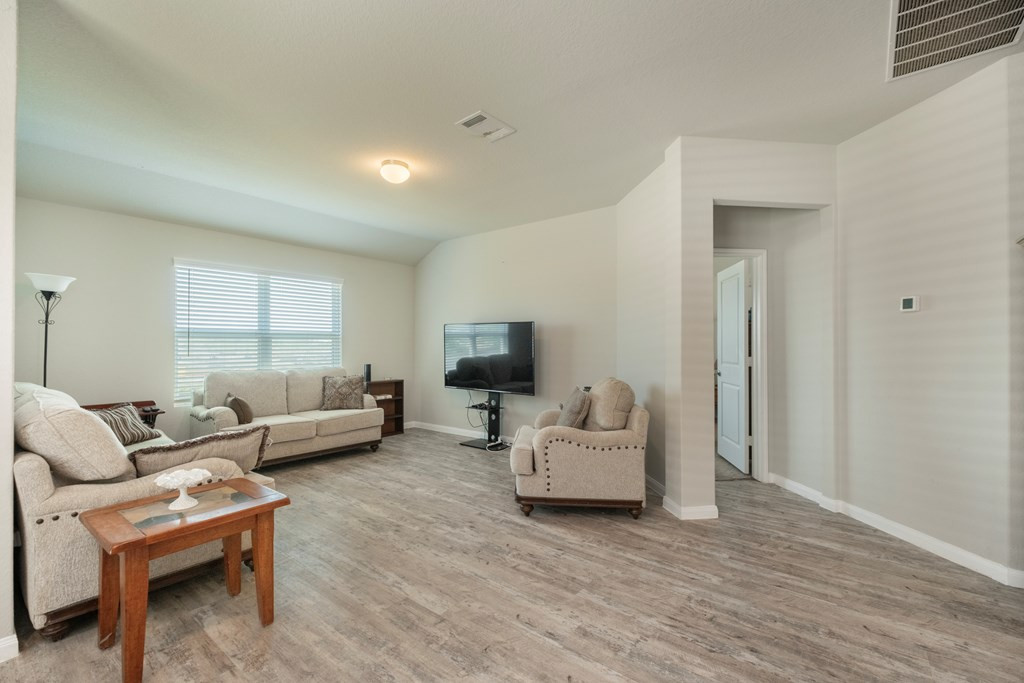 218 Holland Park Property Photo 7