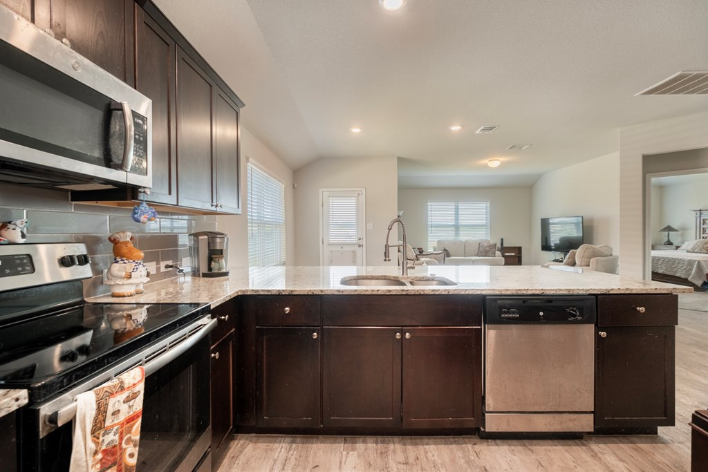 218 Holland Park Property Photo 15