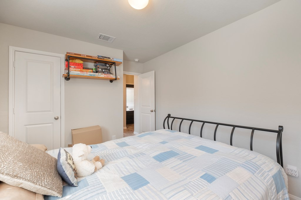 218 Holland Park Property Photo 31
