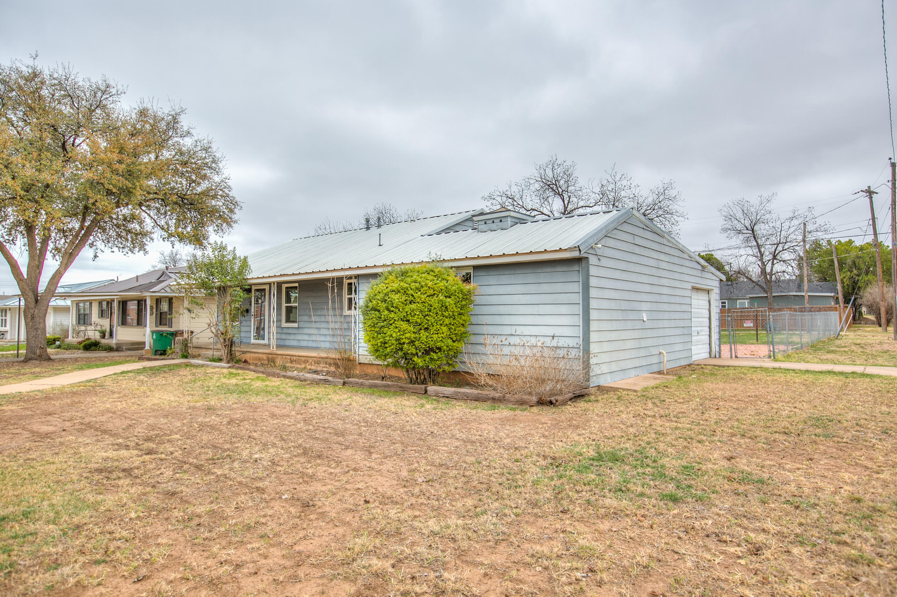 2219 W Twohig Avenue Property Photo 1