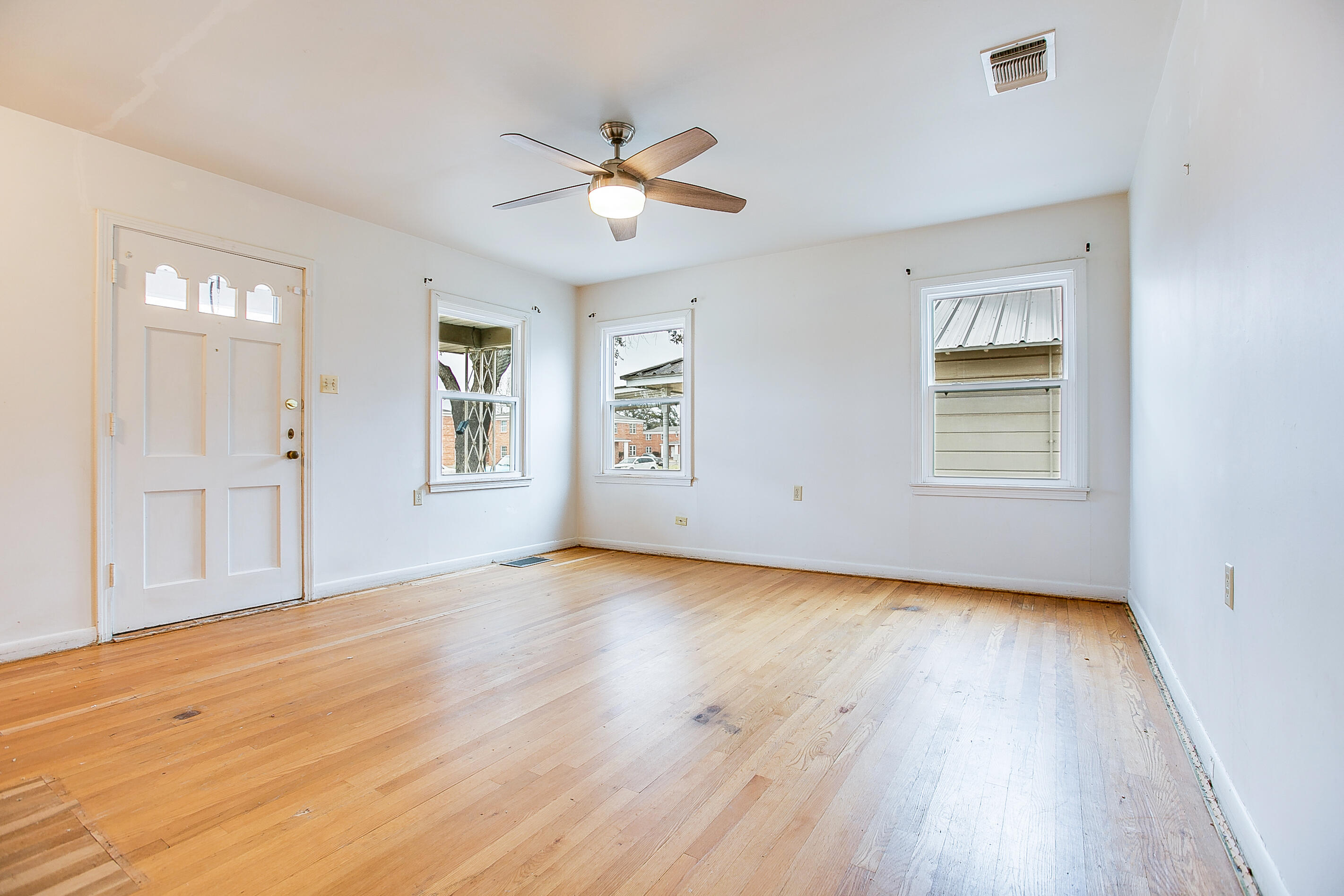 2219 W Twohig Avenue Property Photo 2
