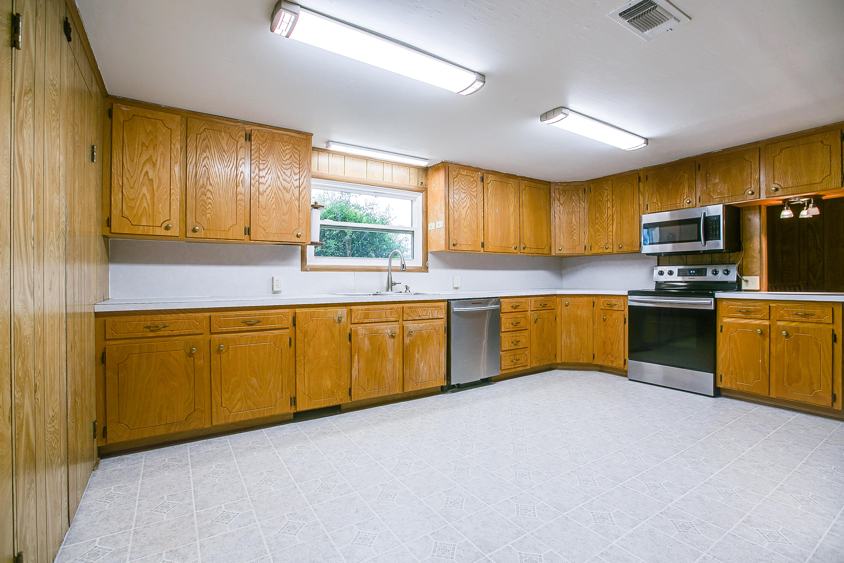 2219 W Twohig Avenue Property Photo 3