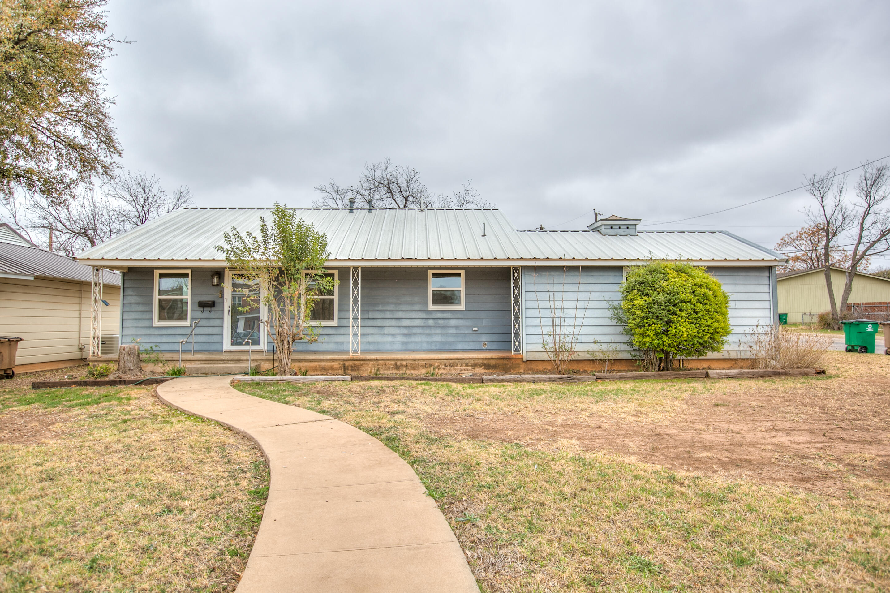 2219 W Twohig Avenue Property Photo 5