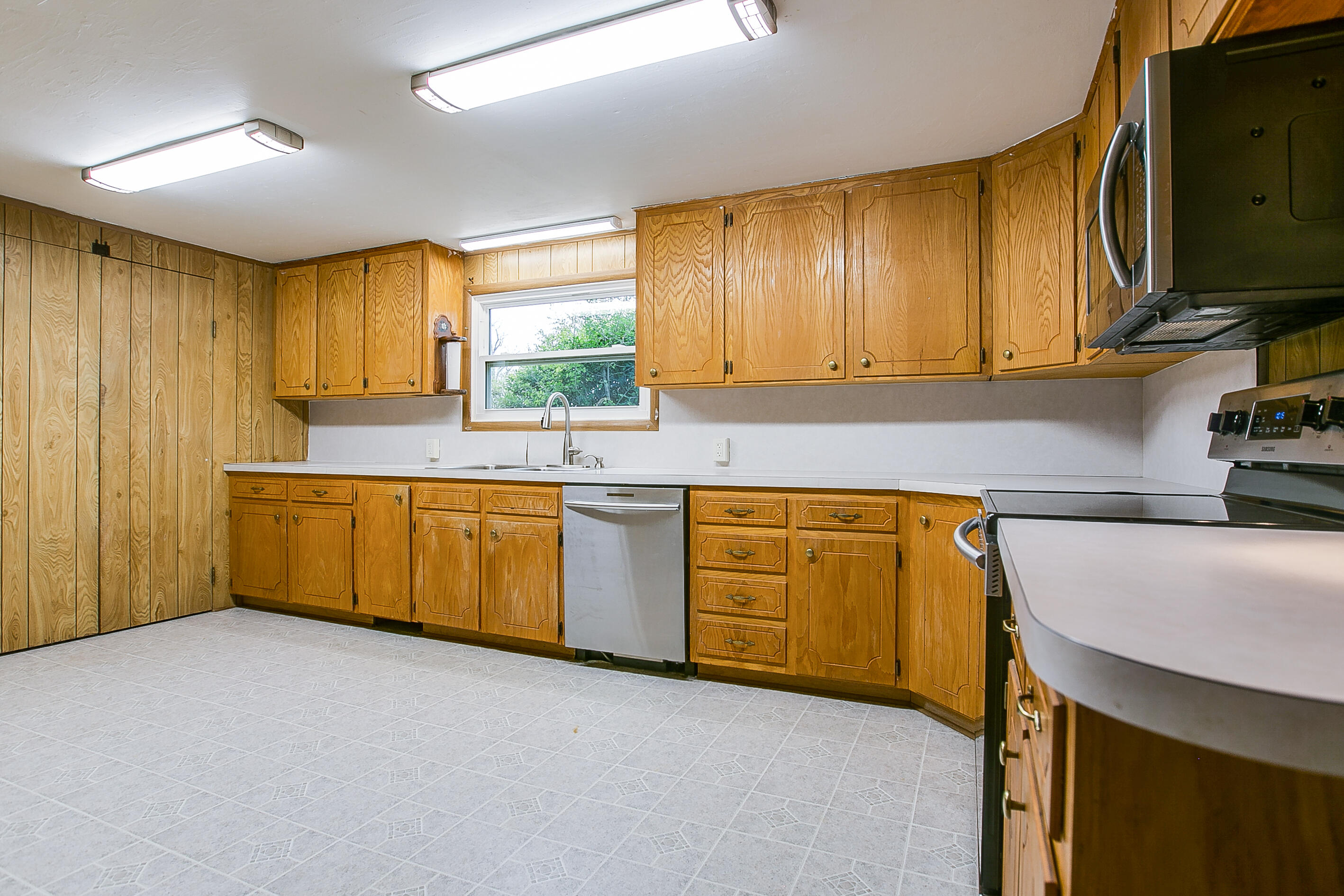 2219 W Twohig Avenue Property Photo 7