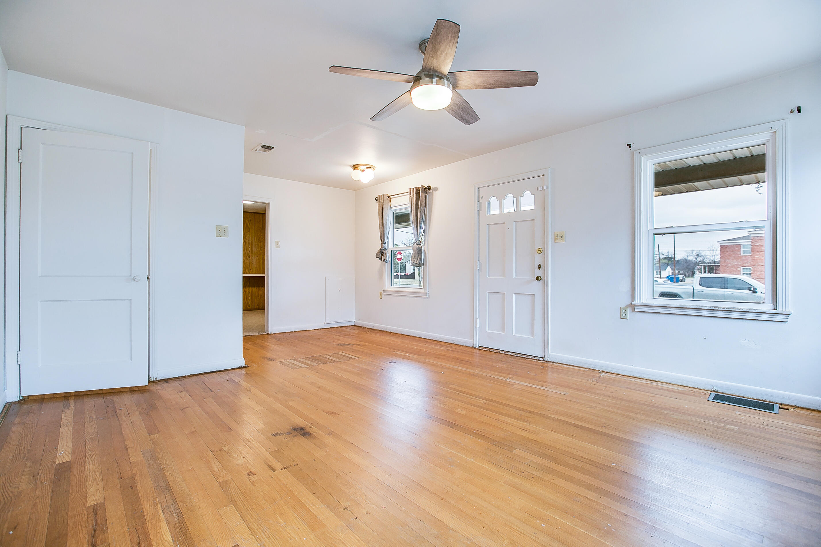 2219 W Twohig Avenue Property Photo 8