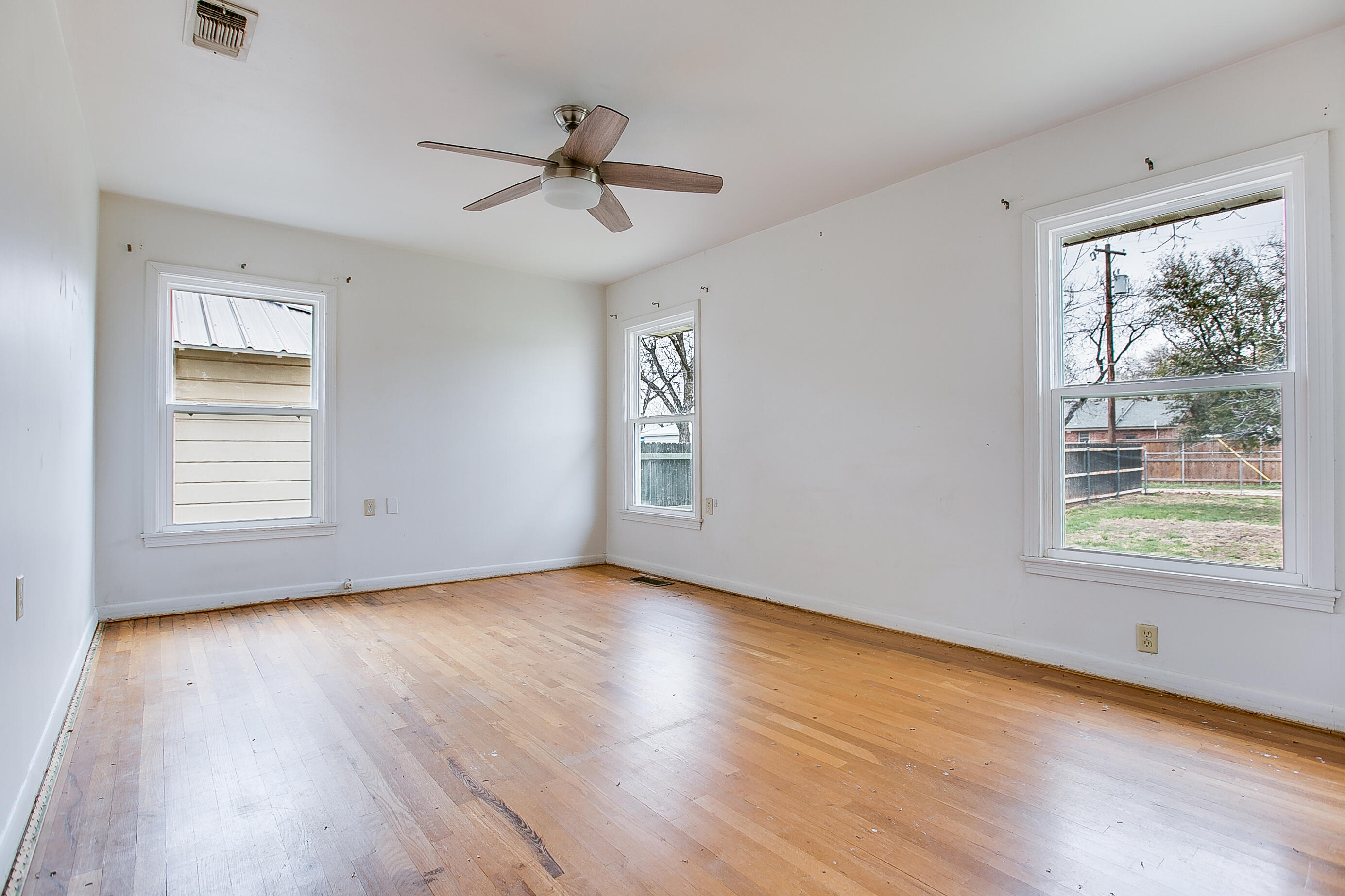 2219 W Twohig Avenue Property Photo 16