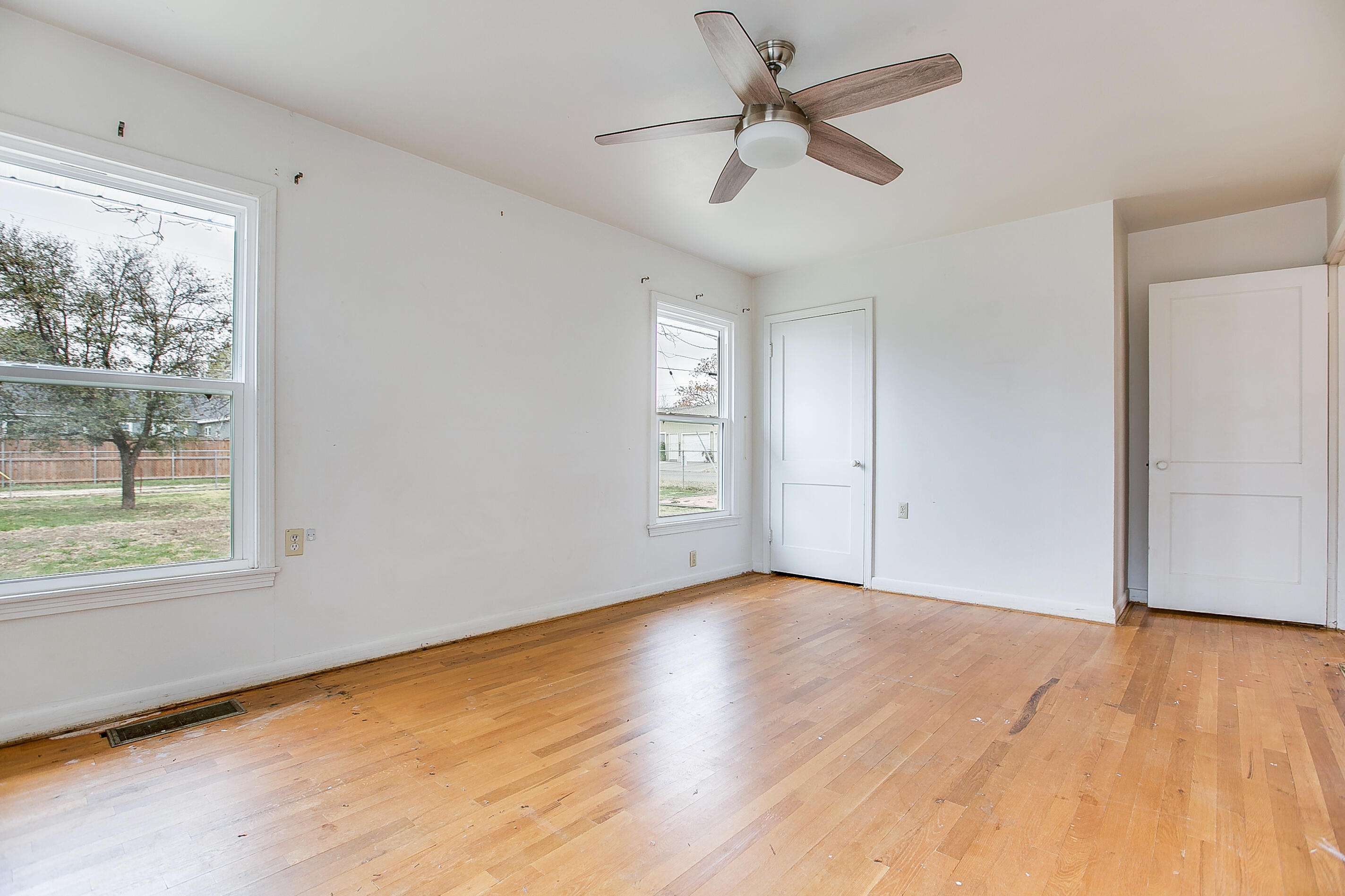 2219 W Twohig Avenue Property Photo 17