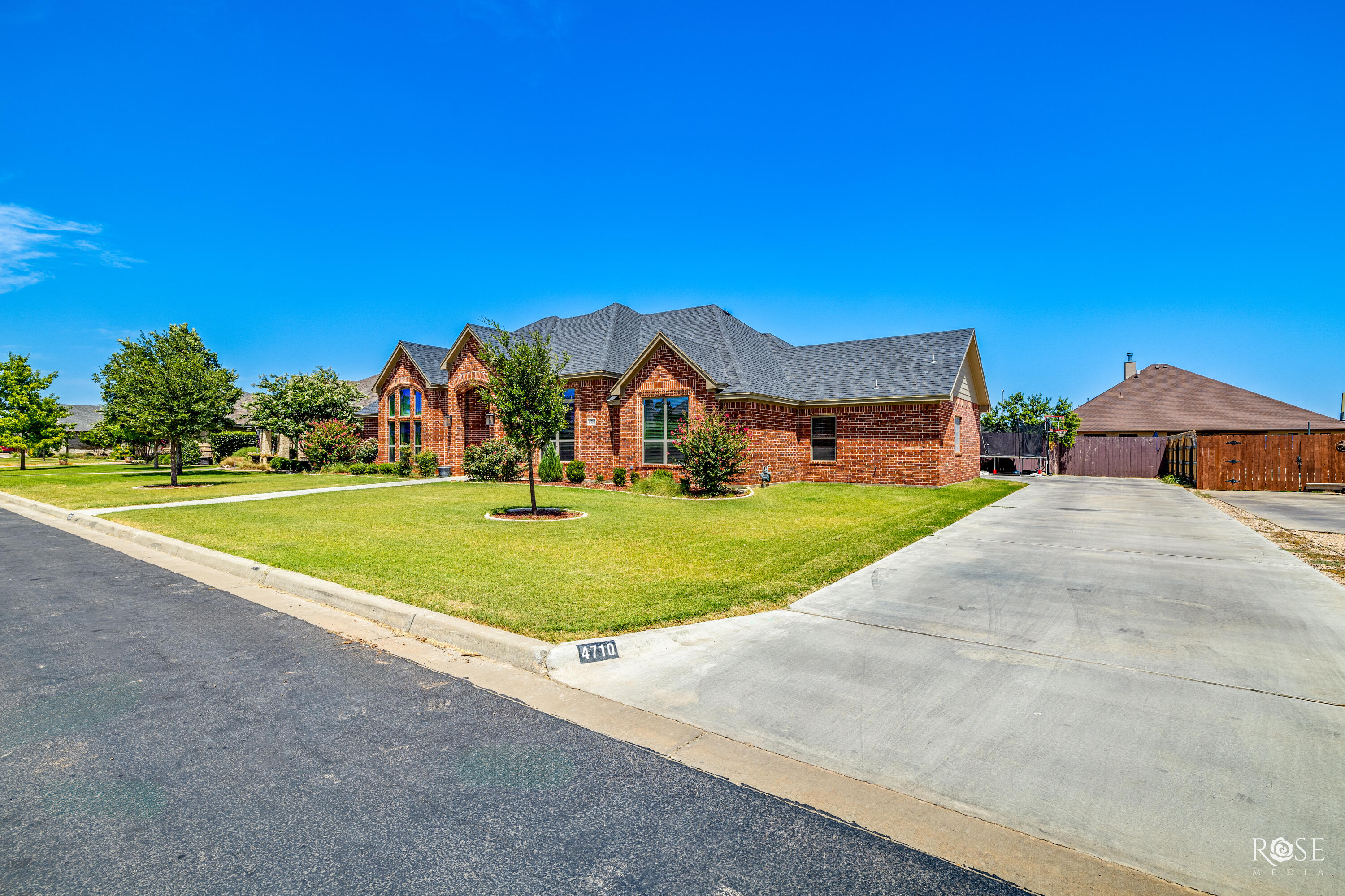 4710 Shadow Creek Drive Property Photo 4
