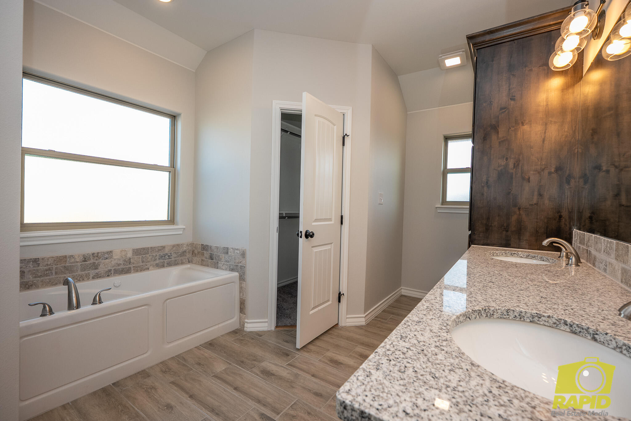 9712 Jaguar Trail Property Photo 8